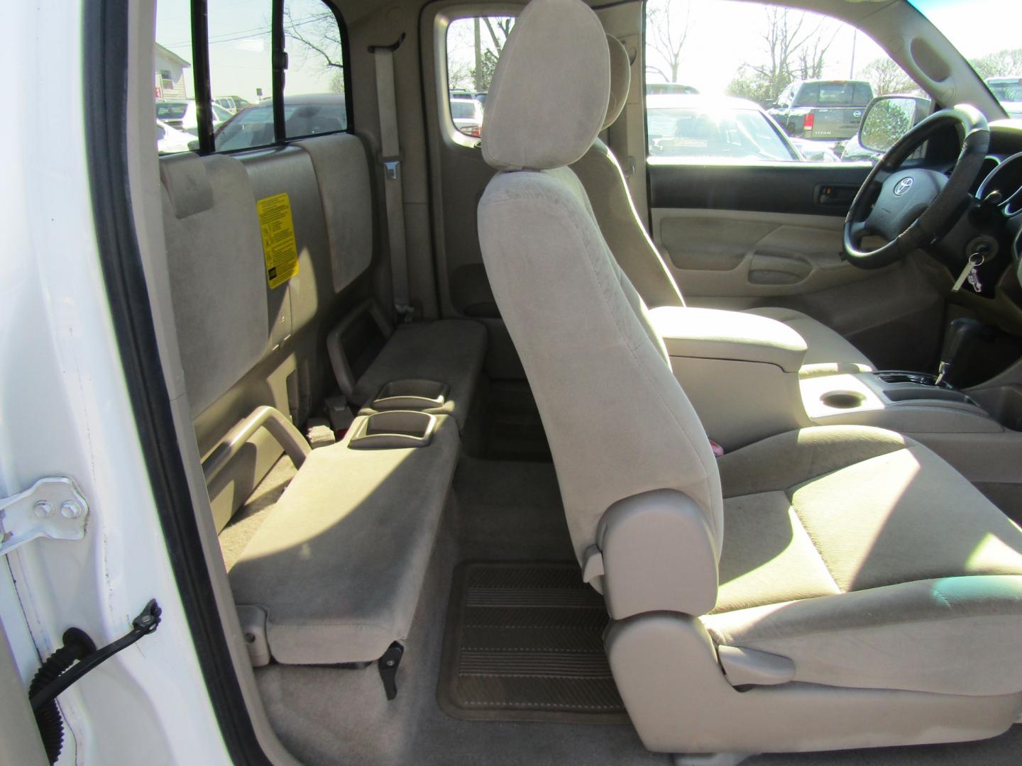 2008 White /Tan Toyota Tacoma PreRunner Access Cab V6 2WD (5TETU62N78Z) with an 4.0L V6 DOHC 24V engine, Automatic transmission, located at 15016 S Hwy 231, Midland City, AL, 36350, (334) 983-3001, 31.306210, -85.495277 - Photo#8